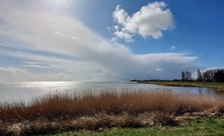 Buien op en af Markermeer.