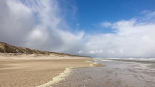 Flinke winterse buien Strand Vlieland