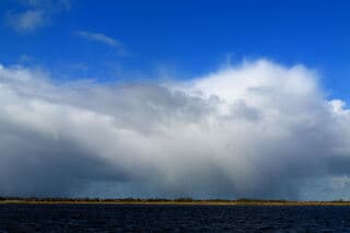 prachtige wolken boven uitgeestermeer