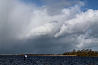 prachtige wolken boven uitgeestermeer