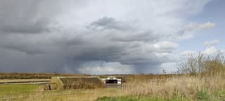 Hagel en regen boog wolk