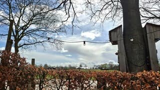 Wolkenlucht met geregeld zon 