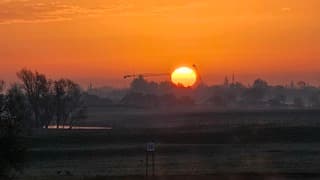 2 kranen hijsen de zon op