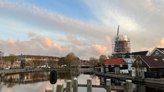 Wolken worden aangelicht door de zon
