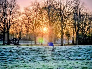 Een mooie zonsopkomst gehuld in rijp