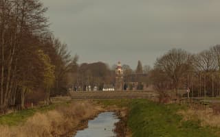 Kerktoren aan de horizon