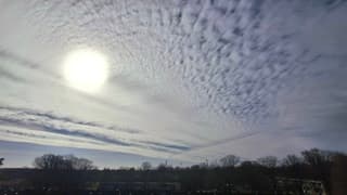 Zon door aparte wolkenlucht