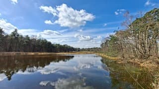 Weerspiegeling witte streepwolken en stapelwolken