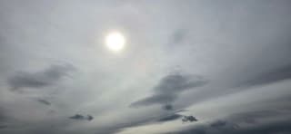 Waterig zonnetje in de wolken boven de provincie Groningen 