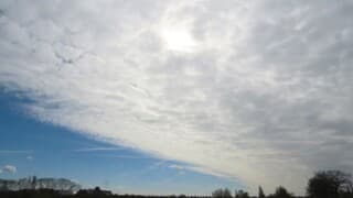 begin de middag komt er een deken bewolking.