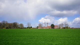 Zon, wolken, valstrepen en regen in een prachtig landschap 