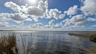 Frisse dag door de noordwester wind, kracht 5 in Giethoorn, verder wel zonnig en veel stapelwolken