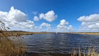 Frisse dag door de noordwester wind, kracht 5 in Giethoorn, verder wel zonnig en veel stapelwolken