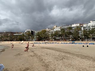 De zon schijnt aan de kust,  maar in het binnenland zijn donkere wolken 