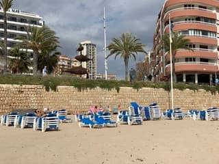 Op het strand schijnt de zon, maar in het binnenland zijn donkere wolken 