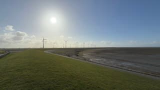 Zonnig maar fris in de Eemshaven 