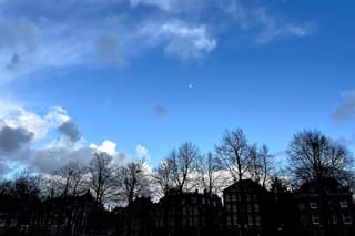 En de lucht lijkt weer rustig te worden. En de maan staat trots in het zonlicht