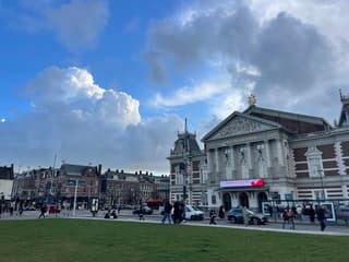 Tegen zes uur schijnt de zon bijna horizontaal tegen de buien aan. 