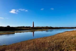 Vuurtoren weerspiegeld