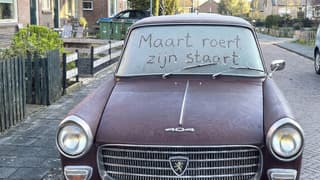 Maart roert zijn staart