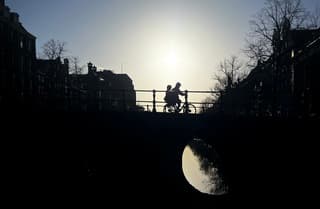 Een stralende start van de dag zonder wind. Al lijkt er een waas voor de zon te zitten. 