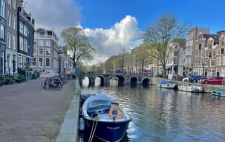 Zelfs met stralend weer als vandaag zijn er volop plekken in Amsterdam die stil zijn, zoals hier. 