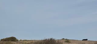 Mooie blauwe wolkenlucht boven Scheveningen 