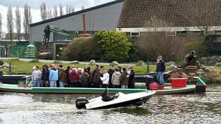 Dikke jassen op feestboot