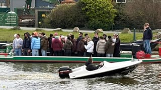 Dikke jassen koud feestboot