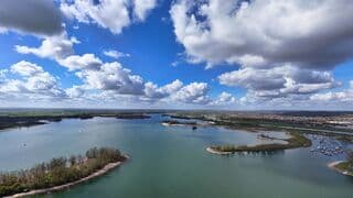 Zon wat bewolking en wind. { De Gieseplas }