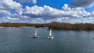 Zon wat bewolking en wind. { De Gieseplas }
