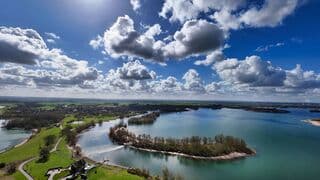 Zon wat bewolking en wind.