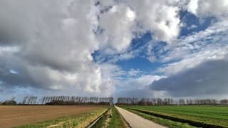Buienlucht met zon en een stevige bries