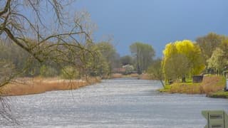 Een donkere lucht boven Asperen