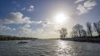 Zon en wolken boven de Lek in Culemborg