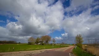  Zon en wolken bij de Lek  in Culemborg 