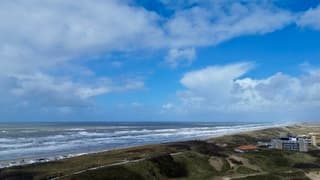 zon en wolken wisselen elkaar af in Wijk aan Zee