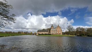 Donkere wolken verzamelen zich boven dit kasteel