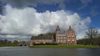 Donkere wolken verzamelen zich boven dit kasteel