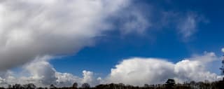 Panorama met witte wolken