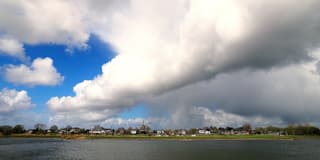 Maartse buien en felle opklaringen