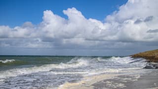Wolken, wind en woeste zee