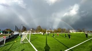 Regenboog met regenbuien
