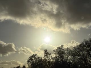 Prachtig zon die door de wolken schijnt 
