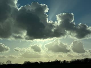 Zonneschijn door de wolken 