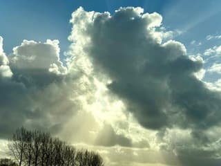 Zonnestralen door de wolken 