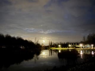 Prachtige maan tussen de wolken vanochtend 