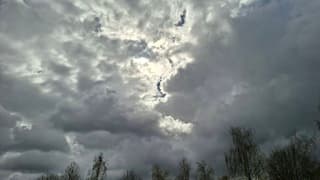 Zon probeert door de donkere bewolking heen te komen