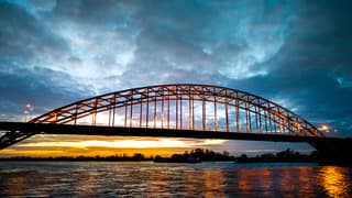 Waalbrug tijdens zonsopgang