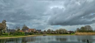 Donkere wolken en een spatje regen 